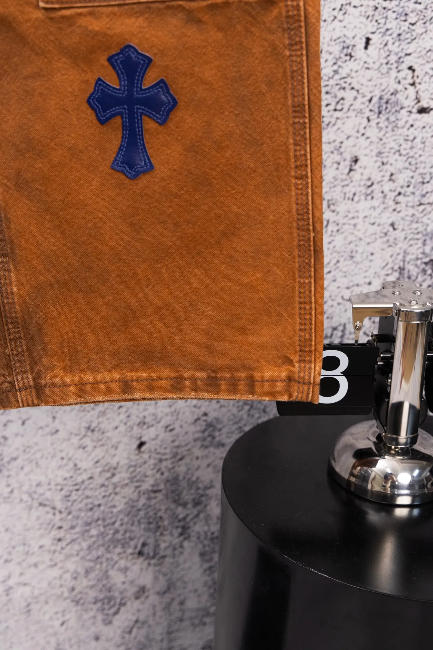 P290 Chromehearts Limited Edition Ox King Blue Purple Cross Patch Leather Brown Jeans Workwear Logging Pants. The counter price is 34W level. The patchwork cross pattern is embellished and the jeans are washed! ! An absolutely high-end luxury product, a 1.9W-level god-level single product, a super popular product, made by top heavy industry, a magic weapon that cannot be missed! [About Zangyin] This is an extremely luxurious fashion brand that can also be called the aristocracy of the high street. It has always been an exclusive brand for some hipsters or rich second generations. Compared with ordinary high streets, it is more luxurious and noble. Compared with luxury brands, it is more fashionable and individual. It has always been a brand that I have a special liking for. [Top heavy industry fashion design] Consistently high-street luxury style. Speaking of this style, the Zangyin family and GU family are definitely the leading representative brands. Especially the Zangyin family has really achieved a state-of-the-art effect in creating high-street style. The unique washed material is used to create this style. The color system is already quite eye-catching. After it is decorated with patchwork cross flowers, it cleverly highlights the charm of the brand. Secondly, this style uses classic The high-waist cutting design highlights the long legs and fashionable temperament of the upper body. The brand is highly recognizable and the slim fit configuration is more suitable for daily wear. It is a product that interprets personality, fashion, and specifications at a glance. This single product is enough to make any fan excited. It can be a white T-shirt for a youthful college style, or a tight suspender for a royal style. It has strong matching ability and can be easily controlled by men.  [Materials and craftsmanship] Needless to say, this point goes without saying. As an excellent craftsman brand, Zangyin’s requirements for details and craftsmanship are really perfect. The washed color of this model has gone through so many processes, not to mention the embellishment of denim appliques. It is also purely hand-made and sewn. Just like what they believe in, only hand-made things have soul and have the meaning of wear. A top-notch heavy-duty fashionable denim item, I look forward to your perfect interpretation! !  Color: Picture color Size: 28-36